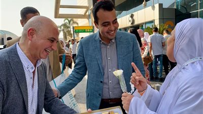 الصحفيين تستقبل حجاج النقابة بمطار القاهرة عقب عودتهم من الأراضي المقدسة (صور)