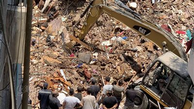  ترقب أهالي السيدة زينب أثناء انتشال جثث ضحايا العقار المنهار (فيديو وصور) 