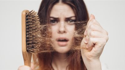 اتبع هذه الخطوات لعلاج تساقط الشعر والحفاظ على كثافته 