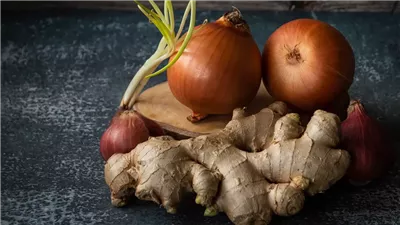 أبرزها عصير البصل والزنجبيل، علاج تساقط الشعر من الطبيعة