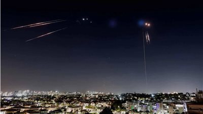 دوي انفجارات في تل أبيب وتقديرات بإطلاق إيران 20 صاروخا على إسرائيل