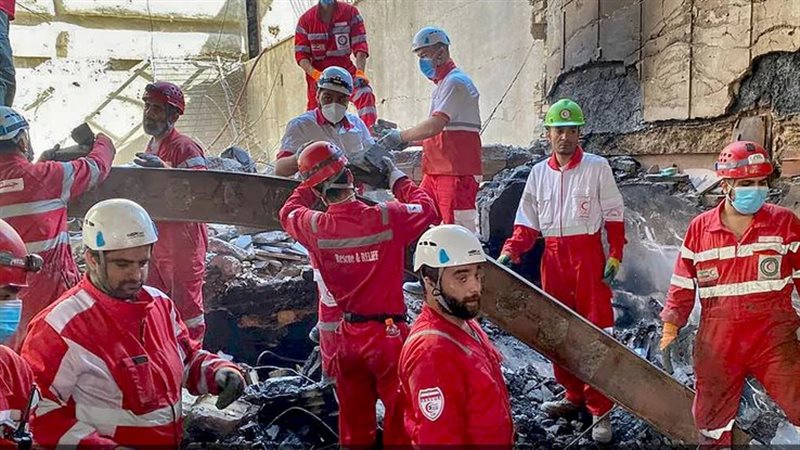رجال إنقاذ في موقع