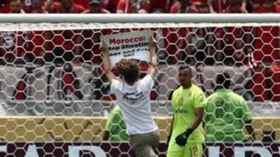 مشجع يقتحم ملعب مباراة الوداد ومانشستر سيتي بلافتة لدعم القطط والكلاب (صور)