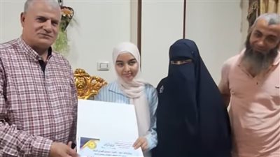 مدير تمى الأمديد التعليمية يكرم الأولى على الدقهلية في الشهادة الإعدادية 