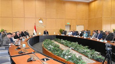 وزير الإسكان يتابع مع رؤساء المدن الجديدة إجراءات ترشيد استهلاك الطاقة والمياه