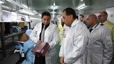 رئيس الوزراء يتفقد مصنع صافي لشاشات التلفزيون وأجهزة المحمول بـ 6 أكتوبر