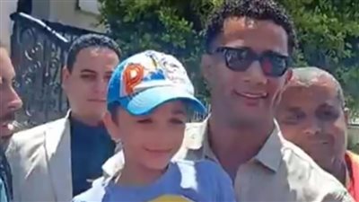 محمد رمضان يلتقط السلفي مع المواطنين قبل نظر جلسة معارضة نجله على إيداعه بدار رعاية (صور)