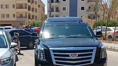 محمد رمضان يستقل سيارة فاخرة أثناء وصوله جلسة معارضة نجله على إيداعه بدار رعاية (صور)