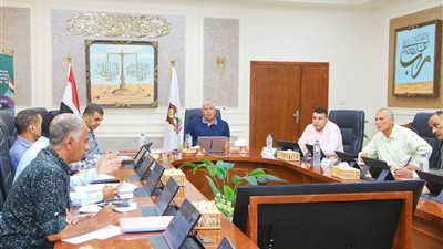 محافظ الوادي الجديد يتابع موقف ملفات التصالح وإزالة التعديات على أراضي الدولة 