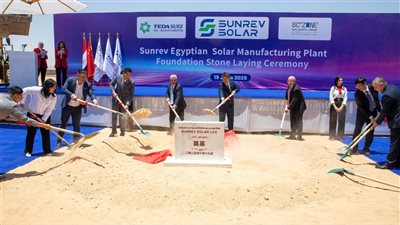 رئيس اقتصادية لقناة السويس يشهد وضع حجر الأساس لمجمع إنتاج مستلزمات الطاقة الشمسية (صور)