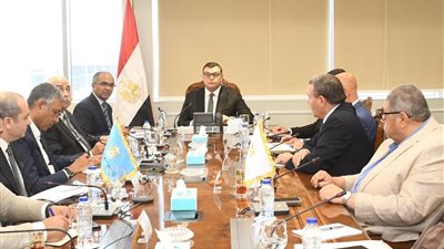 وزير الإسكان يتابع موقف محطات تحلية مياه البحر بالساحل الشمالي الغربي 