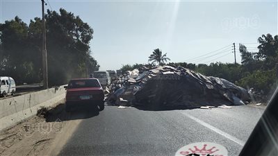 انقلاب سيارة محملة بالكارتون بطريق الإسماعيلية الزقازيق الزراعي (فيديو وصور)