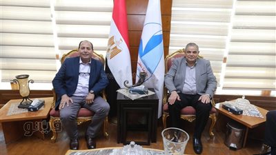 رئيس جامعة كفر الشيخ يستقبل مدير البرنامج الدولي للفراولة بـ