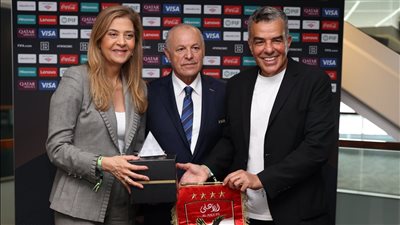 خالد مرتجي يتبادل الدروع مع مسئولي بالميراس بحضور هاني أبو ريدة (صور)