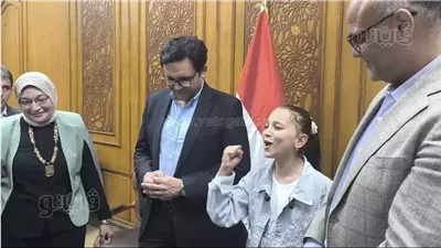  شاهد، طالبة بالصف السادس الابتدائي تبهر وزير الثقافة بأغنية 
