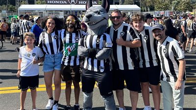 بالطبول، جماهير بوتافوجو تغني وترقص أمام ملعب روز بول خلال مواجهة سان جيرمان (فيديو)