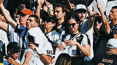 احتفال جنوني لمشجعي فريق بوتافوجو بعد التقدم على باريس سان جيرمان في الشوط الأول (فيديو)