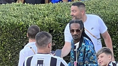 المغني الأمريكي سنوب دوج يشجع بوتافوجو أمام باريس سان جيرمان (فيديو)