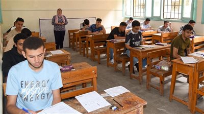 طلاب الثانوية العامة بالإسماعيلية يؤدون اليوم امتحان اللغة العربية 