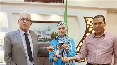 وكيل تعليم الإسماعيلية يشيد بصاحبة كتاب 