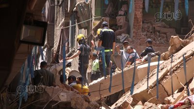 الحماية المدنية تبحث عن ضحايا أسفل العقارين المنهارين بحدائق القبة ونقل 3 مصابين للمستشفى