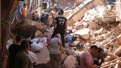 انتشال 3 مصابين من أسفل العقارات المنهارة بمنطقة حدائق القبة (فيديو)