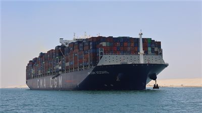 قناة السويس تشهد عبور سفينة حاويات عملاقة بحمولة 180 ألف طن (صور)