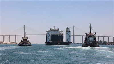 قاطرات هيئة قناة السويس تنجح في التعامل مع عطل فني أصاب سفينة غطس (صور) 