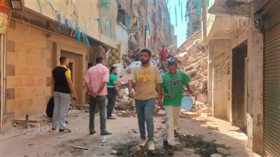 الأهالي يساندون رجال الأمن في توصيل المياه للعالقين داخل العقارات المنهارة بحدائق القبة (فيديو)