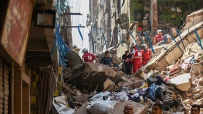 لحظة استخراج جثتين و13 ناجيًا بعقارات حدائق القبة المنهارة (صور) 