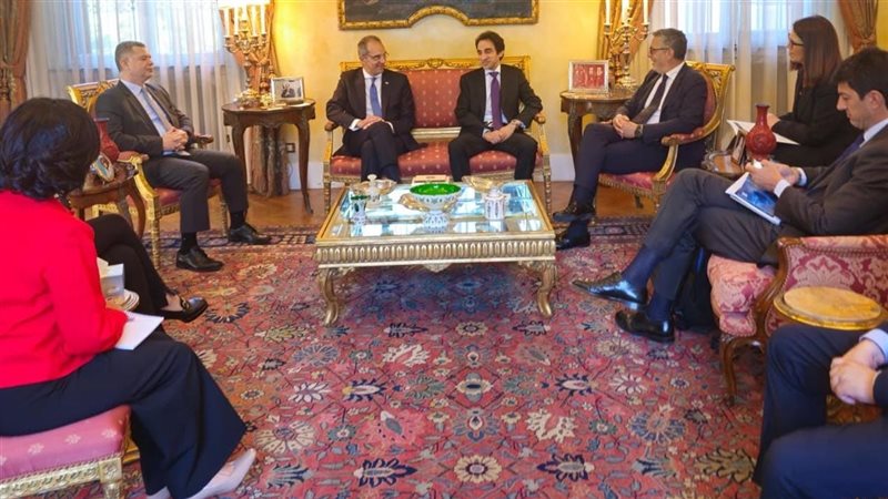 وزير الاتصالات خلال