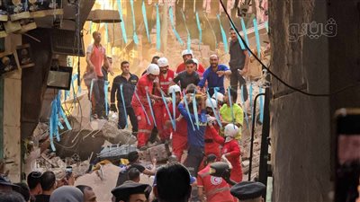 لحظة استخراج طفلة على قيد الحياة من تحت أنقاض عقارات حدائق القبة المنهارة (فيديو وصور)