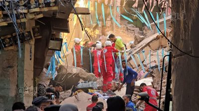 لحظة إنقاذ سيدة من أحد عقارات حدائق القبة المنهارة (فيديو)