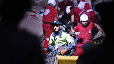 10 ساعات من العمل، استمرار البحث عن ضحايا أسفل أنقاض عقارات حدائق القبة المنهارة (فيديو وصور)