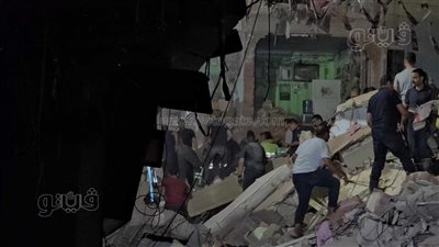 انتشال جثتى مسنة وطفل من أسفل أنقاض عقارات حدائق القبة المنهارة (فيديو)