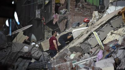 5 وفيات و12 ناجيا، تفاصيل جهود رفع أنقاض حدائق القبة حتى الآن (صور)