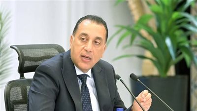 رئيس الوزراء يبدأ جولة تفقدية لمتابعة استيراد الغاز الطبيعي بمنطقة السخنة