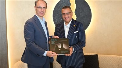 محافظ جنوب سيناء يهدي درع المحافظة لرئيس وزراء صربيا 