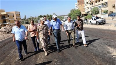 محافظ أسوان يشدد على سرعة الانتهاء من المرافق بمشروع تطوير طريق السادات (صور)