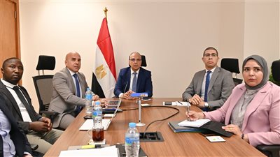 وزير الري يبحث مع فريق علمي بالجامعة الأمريكية تطوير نظم تحلية المياه