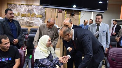 وزير العمل ومحافظ كفر الشيخ يسلّمان عقود عمل لذوي همم