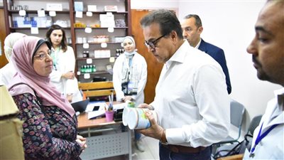 وزير الصحة يتفقد المركز الصحي الحضري بصقر قريش ويوجه بمراجعة التشطيبات النهائية غير الطبية