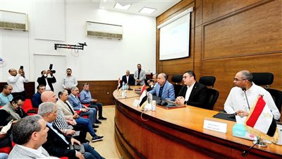 خلال زيارته لـ المنيا، وزير الإسكان يستعرض مشروعات مياه الشرب والصرف الصحي 