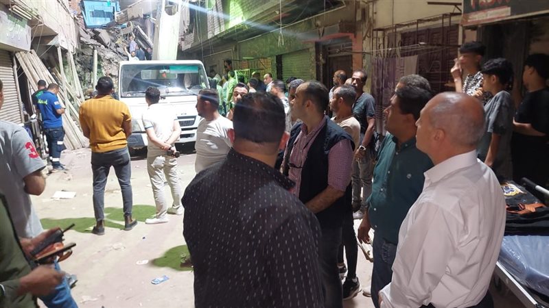 انهيار عقارين بحدائق