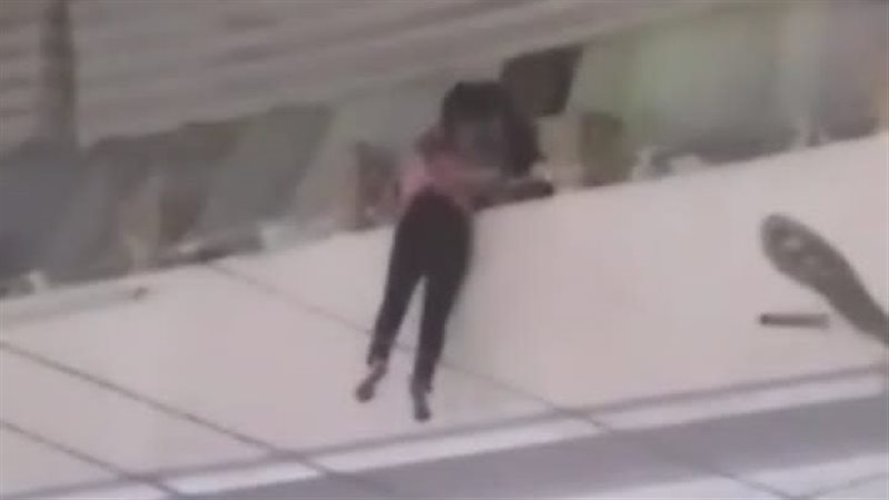 ربة منزل تقفز بطفلتها