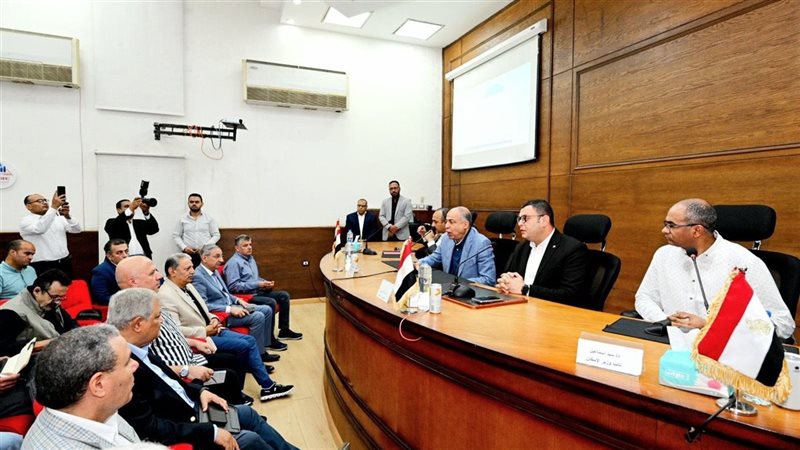 وزير الإسكان يستعرض