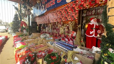 شبرا مصر تتزين لاستقبال الكريسماس..وشجرة عيد الميلاد بـ 35 ألف جنيه | فيديو وصور 