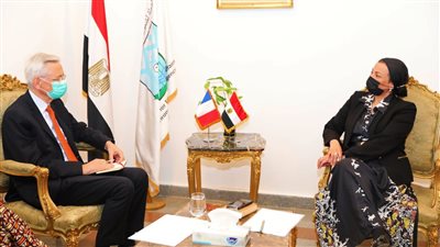 وزيرة البيئة تبحث مع سفير فرنسا سبل التعاون واستضافة مصر لمؤتمر المناخ القادم