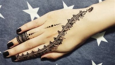 تفسير حلم الحناء على اليد في المنام وعلاقته بالصفقات الرابحة وحسن الحظ 
