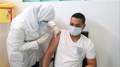 طبيب مناعة يوضح تأثير التطعيم بلقاحين مختلفين ضد كورونا | فيديو